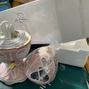 NIB Pink rotating Lovebirds Musical Porcelain Egg w/ rose collectable Avon 2002
